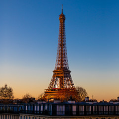 Fototapeta na wymiar Tour Eiffel à Paris le matin