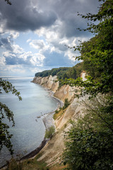 Ausblick vom Nationalpark Jasmund auf die Ostsee und den Kreidefelsen auf der Insel Rügen