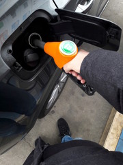 Fare benzina alla stazione di servizio - rifornimento