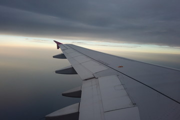 Fototapeta na wymiar 航空機の窓から見える雲海