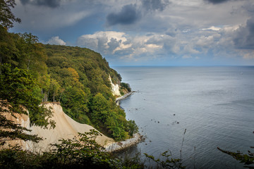 Ausblick vom Nationalpark Jasmund auf die Ostsee und den Kreidefelsen auf der Insel Rügen