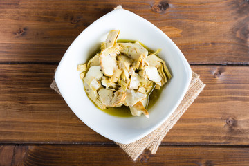 Carciofini grigliati su tavola di legno