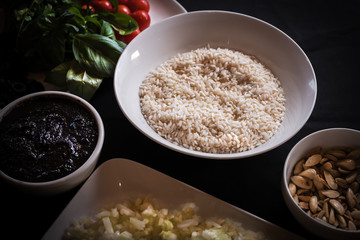 Fototapeta na wymiar Plato con arroz e ingredientes
