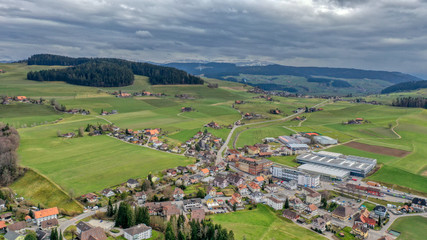 Obraz premium Über den Dächern von Biglen