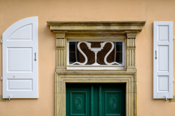 Fassadenschmuck an einer denkmalgeschützten Villa in der Altstadt von Wernigerode