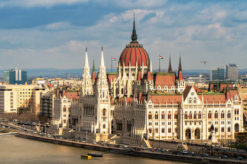 Fototapeta na wymiar Beautiful panorama of the Hungarian parliament overlooking the Danube