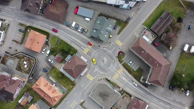 Ein Kreisverkehr in Biglen, Schweiz