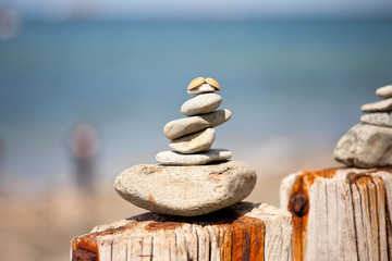 Empilement de galets au bord de la mer.