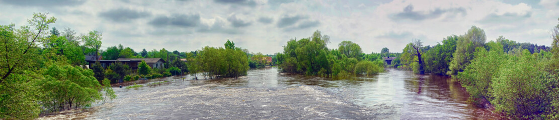 Fototapeta na wymiar Powódź na rzece warta