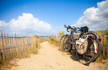 Vélo sur un chemin en bord de mer sur le littoral Breton en France.