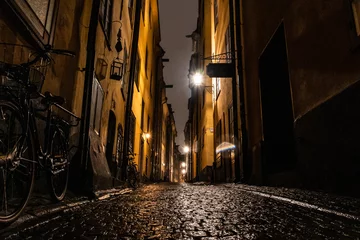 Foto auf Glas Stockholms schmale Straße bei Nacht © Ivonne