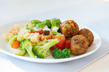 Healthy vegetarian noodles with broccoli cherry tomato and falafel