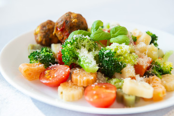 Healthy vegetarian noodles with broccoli cherry tomato and falafel