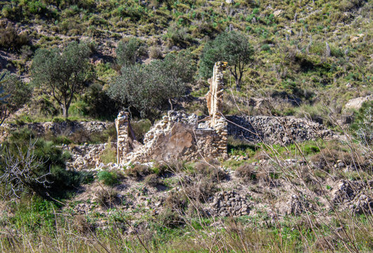 edificio antiguo rural derrumbandose