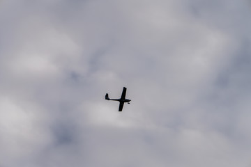 Sportflugzeug am bedeckten Himmel