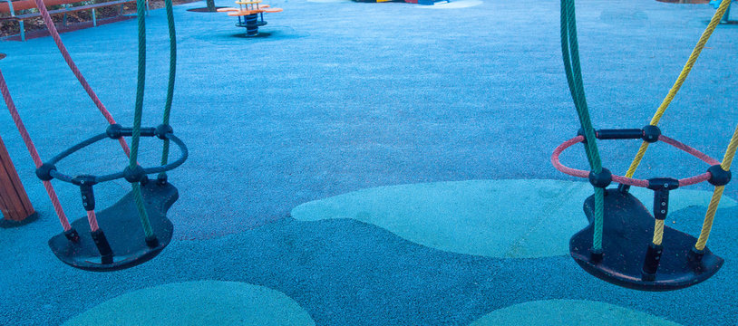 Columpios en parque infantil