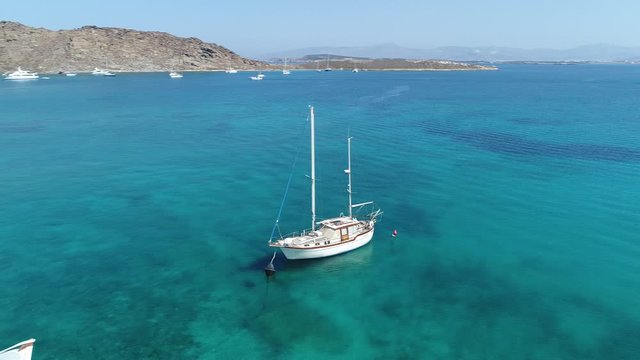 Plage de Monastiri sur l'&icirc;le de Paros dans les Cyclades en Gr&egrave;ce vue du ciel