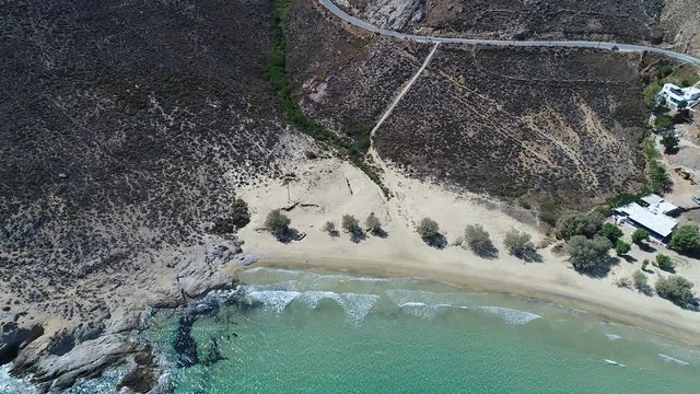 Plage de Psili Ammos sur l'&Icirc;le de S&eacute;rifos dans les Cyclades en Gr&egrave;ce vue du ciel