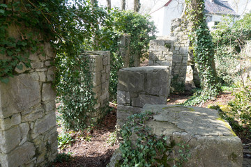 Blaustein-Relikte eines Pavillons im Klauser Wälchen, Kornelimünster