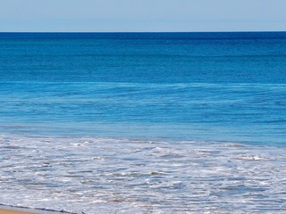 Fototapeta na wymiar Deep blue ocean with waves in Albufeira