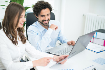 Obraz premium Smiling business people working in their office