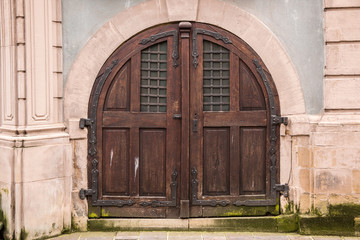 Fototapeta na wymiar Old wooden door of an old historical building