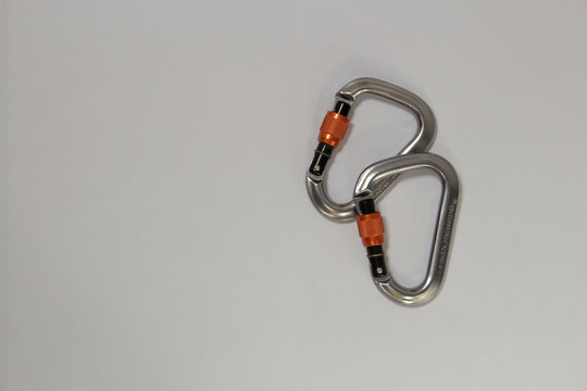 Belay device with guide function used for rock climbing