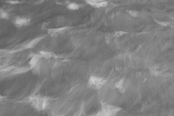 Wellen und Strömung in einem Fluss bei Hochwasser