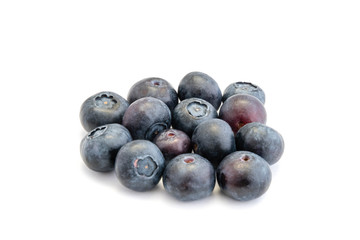 Blaubeeren isoliert auf weißem Hintergrund