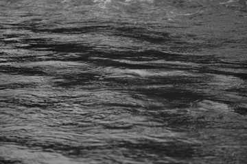 Schnell strömendes Wasser in einem Fluss