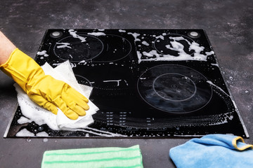 Hand cleaning and polishing a electric cooker