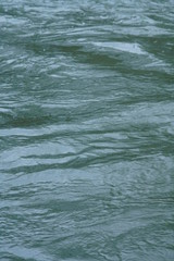 Obraz premium Schnell strömendes Wasser in einem Fluss