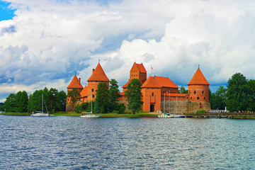 Naklejka premium People and Sailing boats on Galve lake Trakai island castle