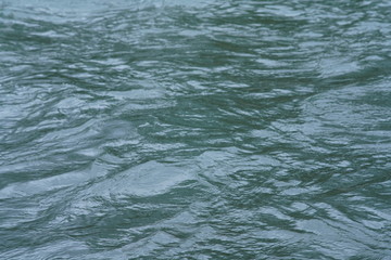 Wellen und Strömung in einem Fluss bei Hochwasser
