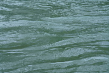 Obraz premium Wellen und Strömung in einem Fluss bei Hochwasser