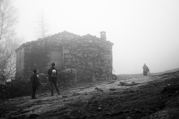 Casa de xisto abandonada debaixo de nevoeiro