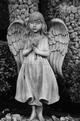 Engelsfigur vor Steinsäulen auf dem Stadtfriedhof Bad Waldsee