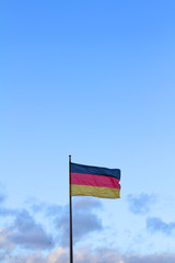 Deutsche Flagge vor blauem Himmel