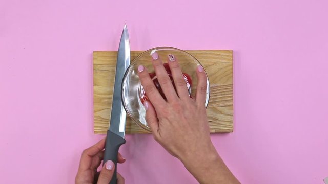Life hack, Cutting tomatoes with a plate, top view