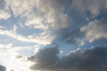Fototapeta na wymiar Wolkenlandschaft und blauer Himmel über Köln