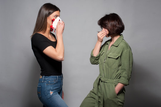 Due giovani ragazze si incontrano, una sternutisce e l'altra si spaventa e per timore di un possibile contagio da covid-19 indossa la mascherina sanitaria a scopo precauzionale