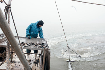 Naklejka premium Oyster Fishing, Palacios, Texas.