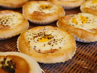 A view of a bakery where bread with eggs and ham is displayed