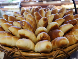 かごに入ったバターパン