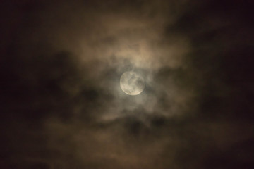 Księżyc na zachmurzonym niebie.