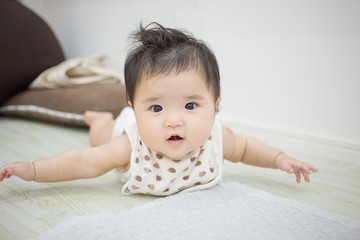 Fototapeta premium うつ伏せの赤ちゃん
