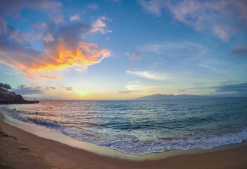 Fototapeta na wymiar Amazing view of sunset at Kaanapali beach in Maui Hawaii USA