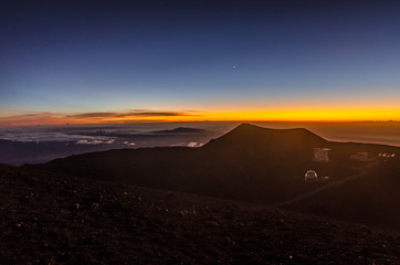 Fototapeta na wymiar Mesmerizing view of sunset at Mauna Kea in Big Island Hawaii USA