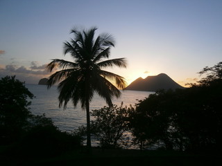 Obraz premium Coucher de soleil sur le Morne Larcher et rocher du Diamant Martinique