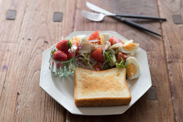 トーストとサラダの朝食